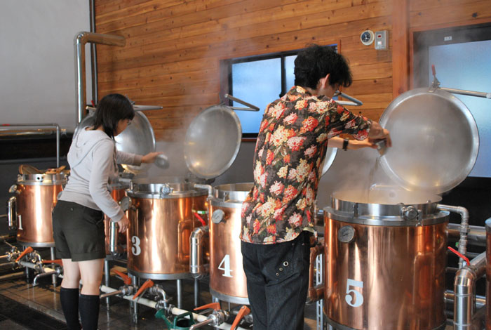 文件:ZUN与Ki-san制作啤酒1.jpg