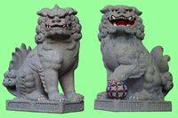 日本狛犬像（严格来说左侧为狛犬，右侧为狮子）